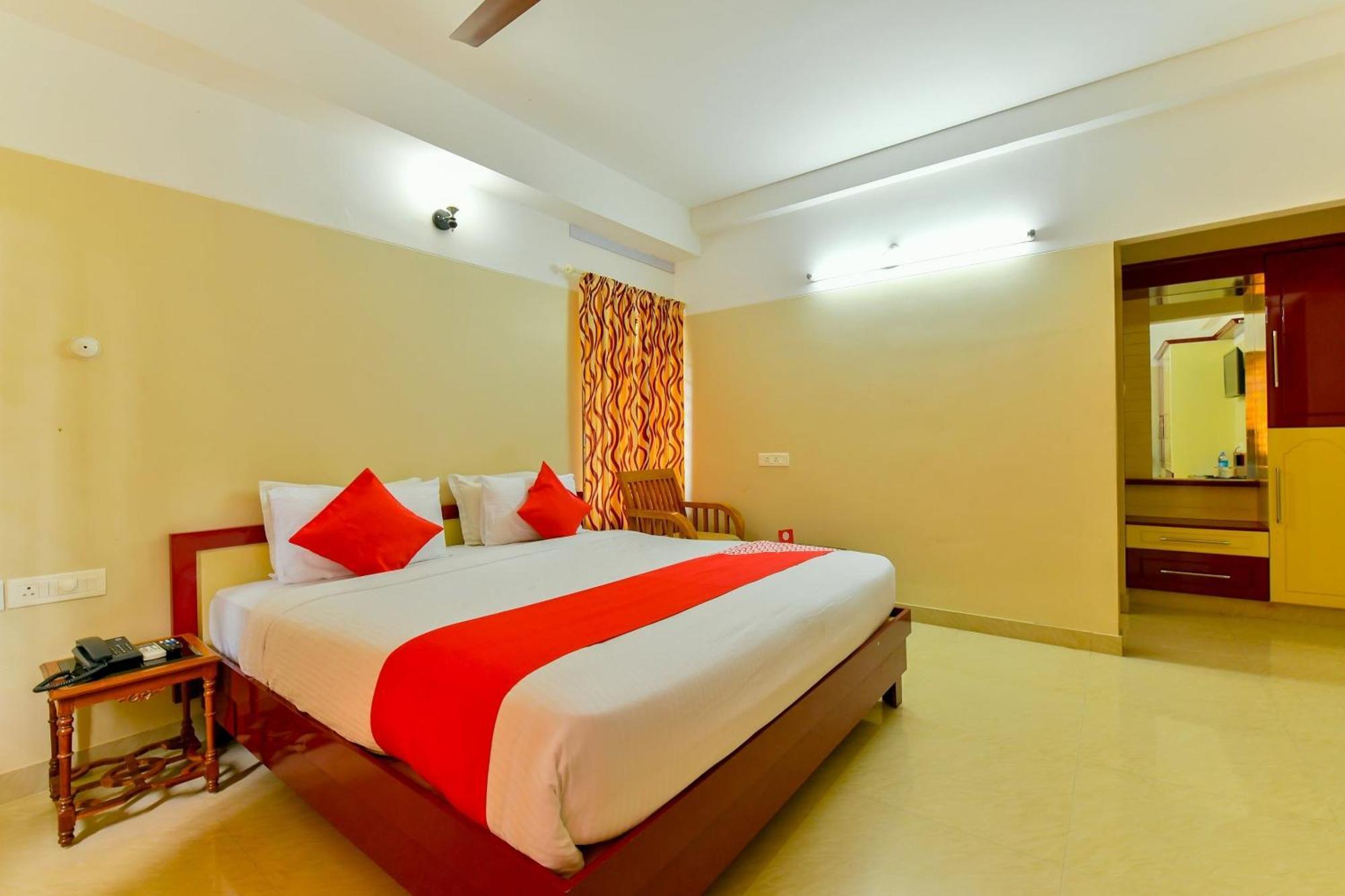 Oyo Flagship Uthradam Towers Hotel Thiruvananthapuram Kültér fotó